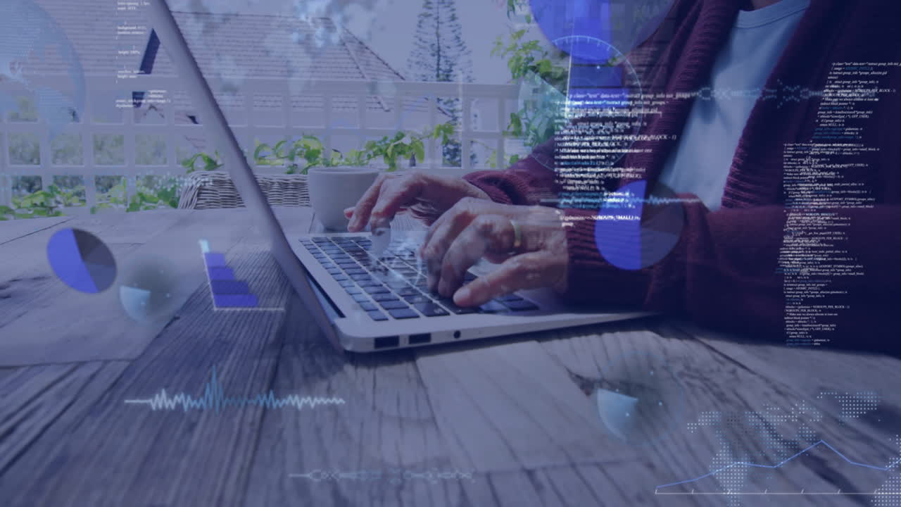 animación de gráficos, globos y lenguaje informático sobre una mujer caucásica senior trabajando en una computadora portátil