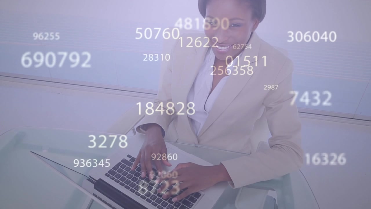Animation de chiffres et de traitement de données financières superposée à une femme d'affaires utilisant un ordinateur.