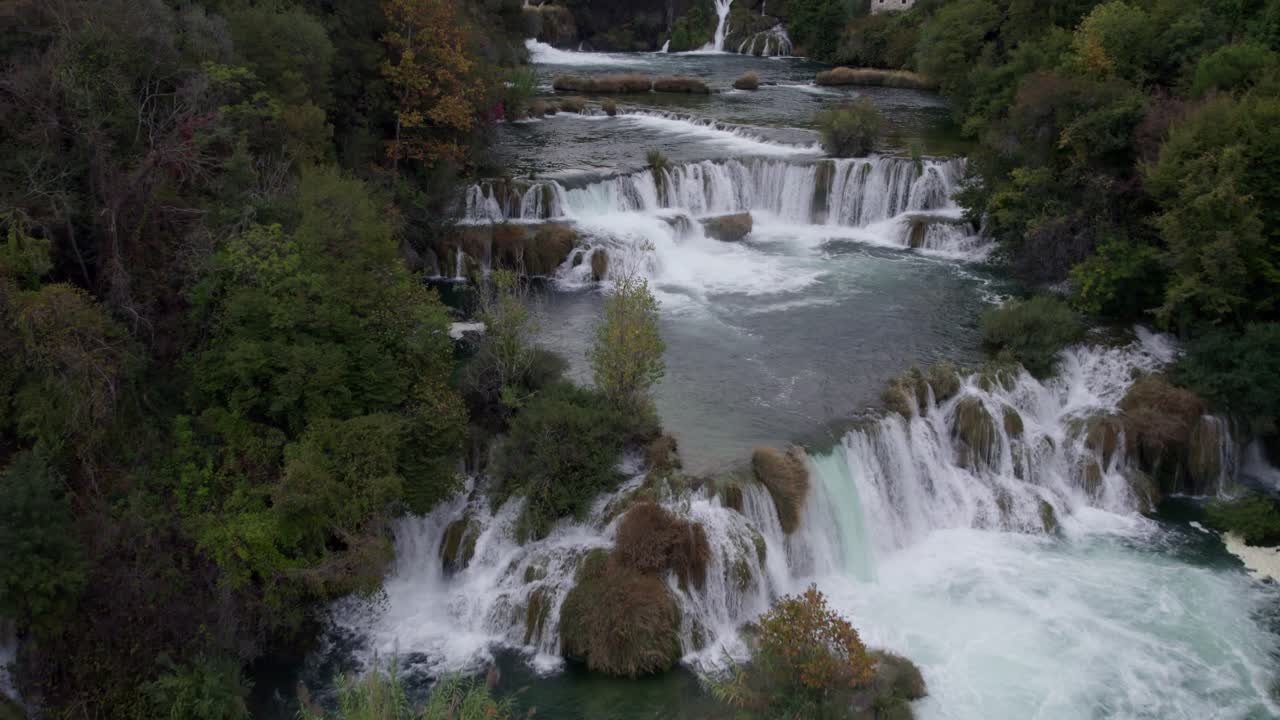 Vista aerea della cascata del Krka nel fiume con foresta lussureggiante, Croazia.