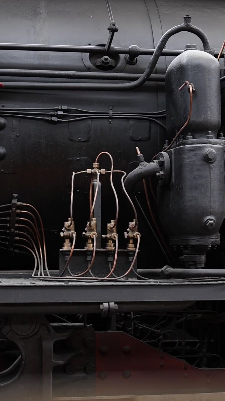 Primo piano dei componenti meccanici di un motore di locomomotiva a vapore