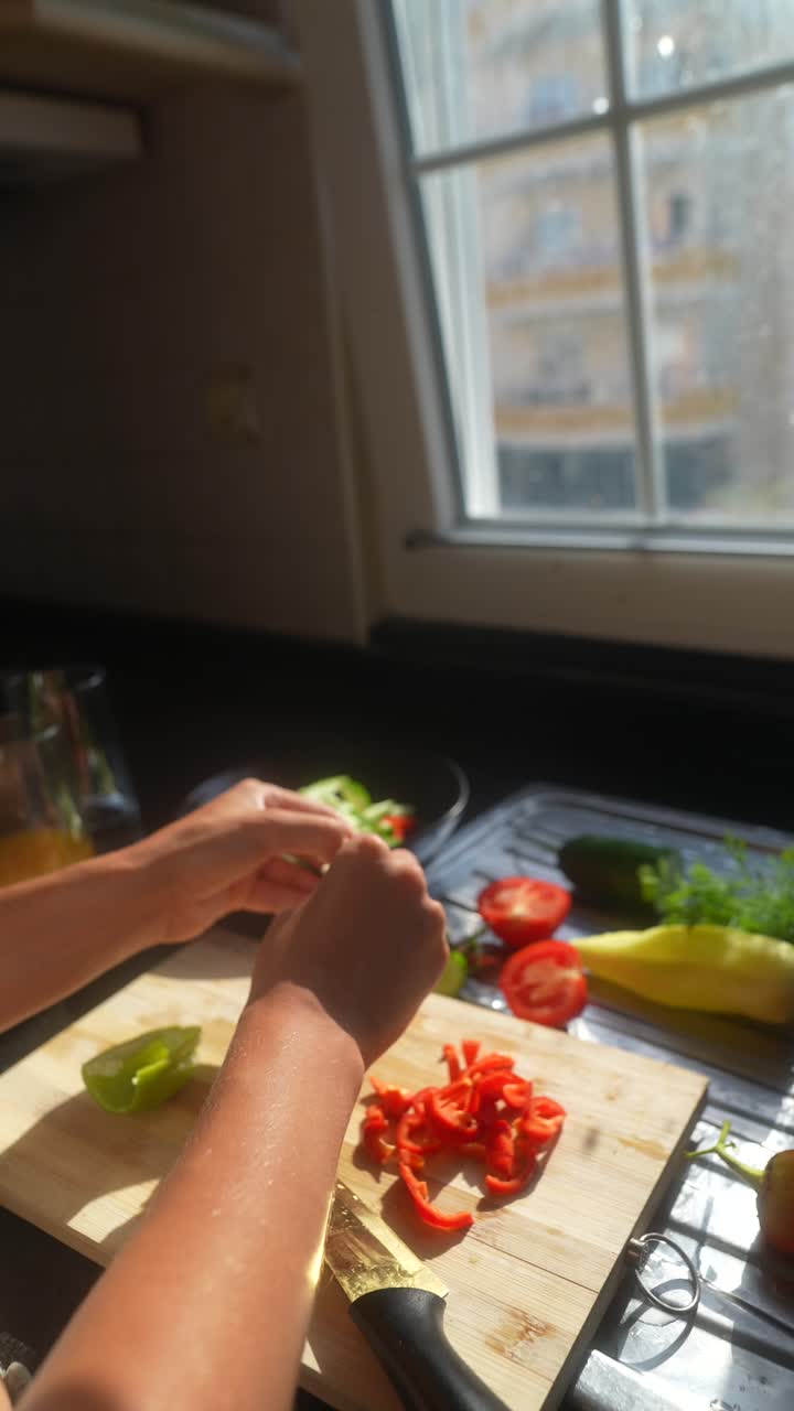 preparando una ensalada de verduras frescas