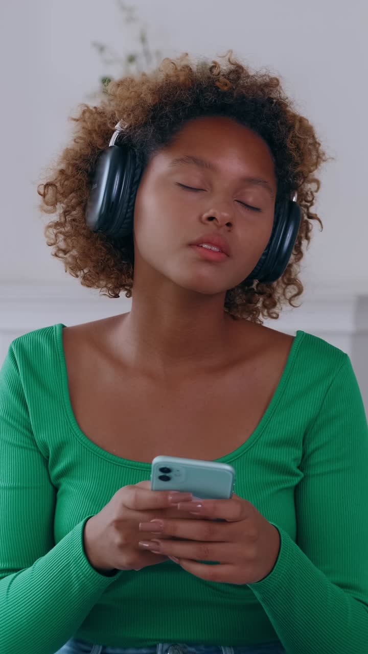 Listening and focusing while using a smartphone at home in a cozy setting