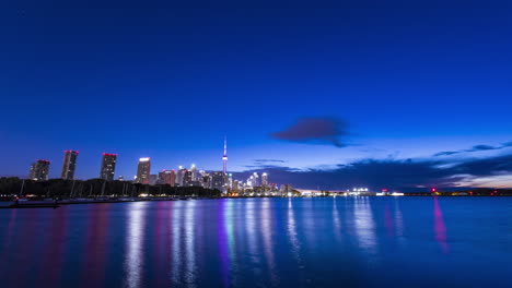 Sonnenaufgang-Im-Zeitraffer-Mit-Der-Skyline-Der-Innenstadt-Von-Toronto-über-Dem-Wasser-Vom-Trillium-Park