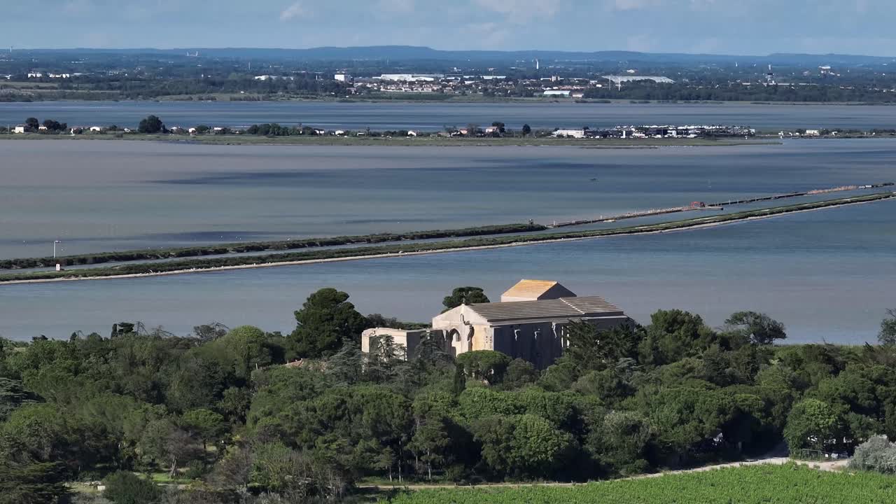 catedral de maguelone en una isla volcánica sobre la laguna con caminos de arena, amplia revelación de fotografía aérea