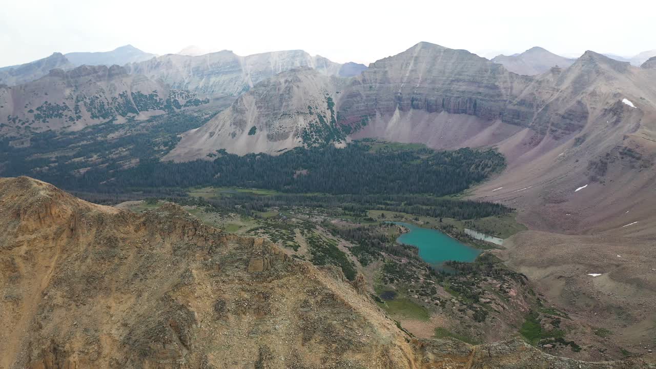 вид с воздуха на аметистовое озеро в живописной долине под горным хребтом уинта, штат юта, сша