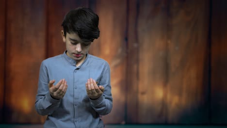 muslim boy praying