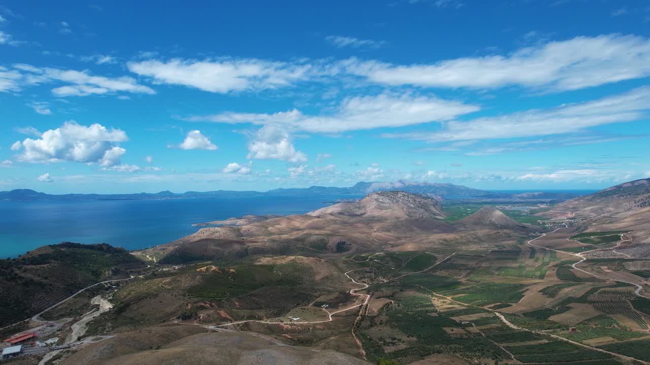 hermosa costa sur de albania con campos, lagos, colinas y montañas, cerca de la frontera griega frente a la isla de corfú
