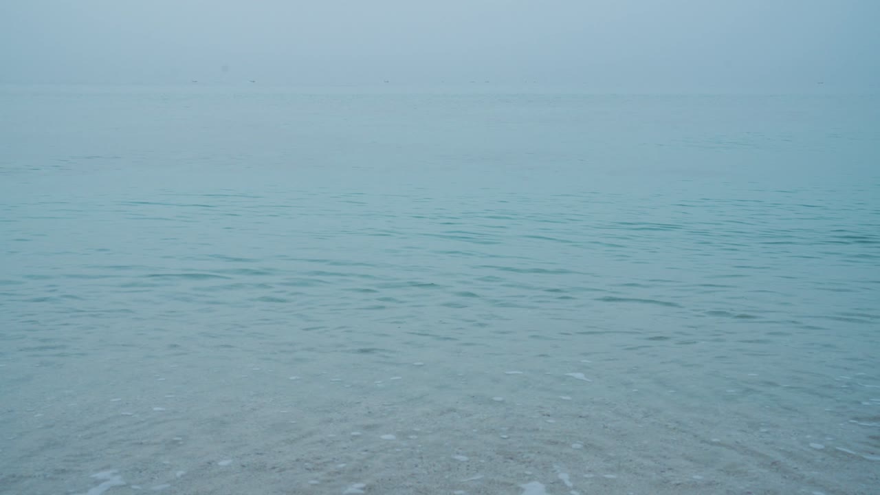 바가에서 흐릿한 날, 파노라마 지평선, 스카이 라인, 안개, 꿈꾸는 파란색, 바가의 경치, 아침, 여름, 열대 기후 여행의 최소한의 장면, 서핑, 스노클링, 이란, 섬.