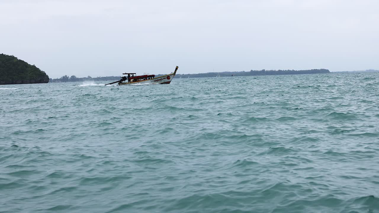배는 조용한 크라비 물을 가로질러 여행합니다.