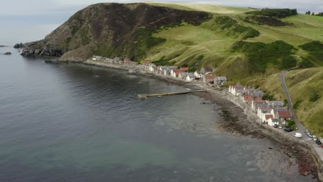 Vista-Aérea-Del-Pueblo-De-Crovie-En-La-Costa-De-Aberdeenshire-En-Una-Tarde-Nublada-De-Verano