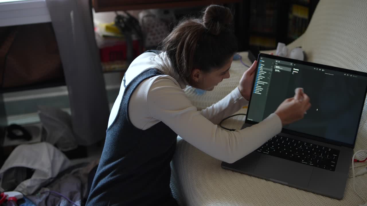 mujer limpiando la pantalla del portátil