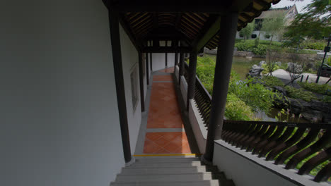 pasillo típico con arquitectura china oriental. toma cinematográfica