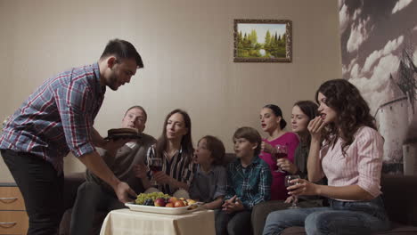 familia celebrando un cumpleaños