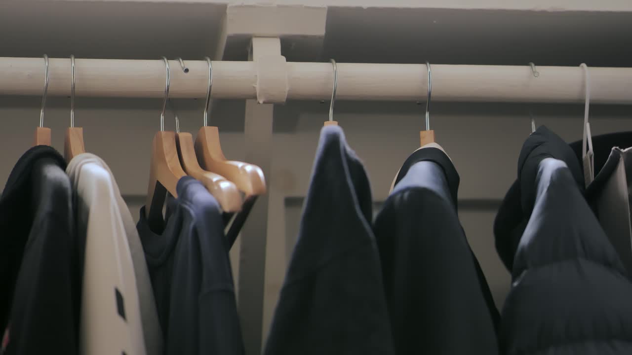 옷장에서 티셔츠를 넣고 꺼내는 것