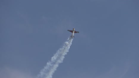 Flugzeug-Führt-Stunts-über-Strand-Durch