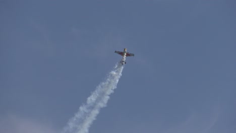 avión realiza acrobacias sobre la playa