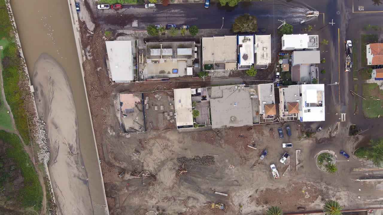 inundaciones y daños por tormentas en la playa de río del mar, california en enero de 2023 - vista aérea directa hacia abajo