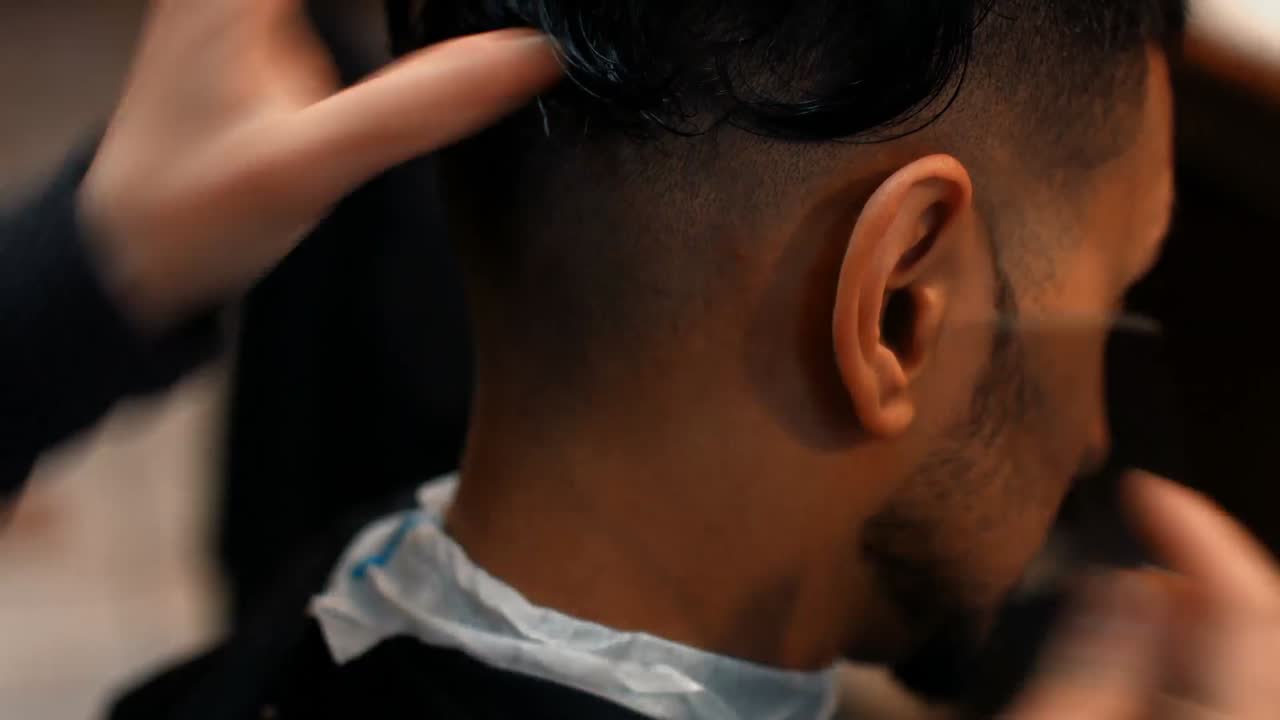 hombre atractivo en la barbería