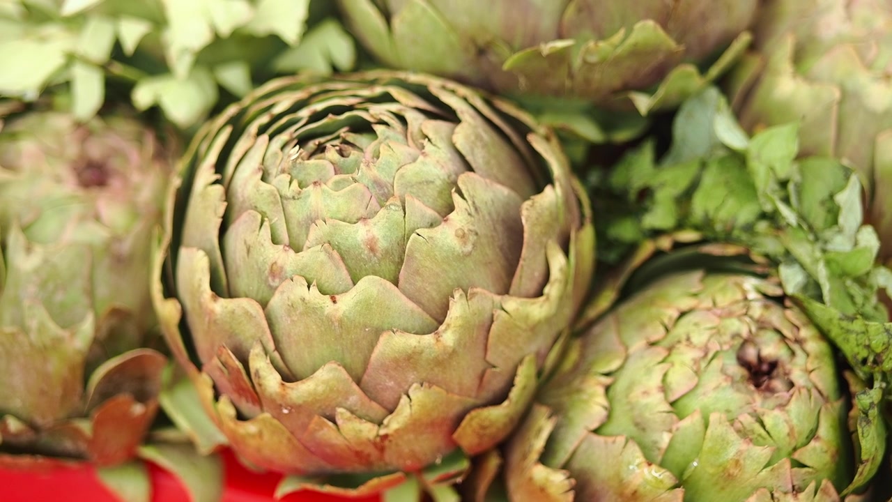 Carciofi verdi freschi esposti al mercato