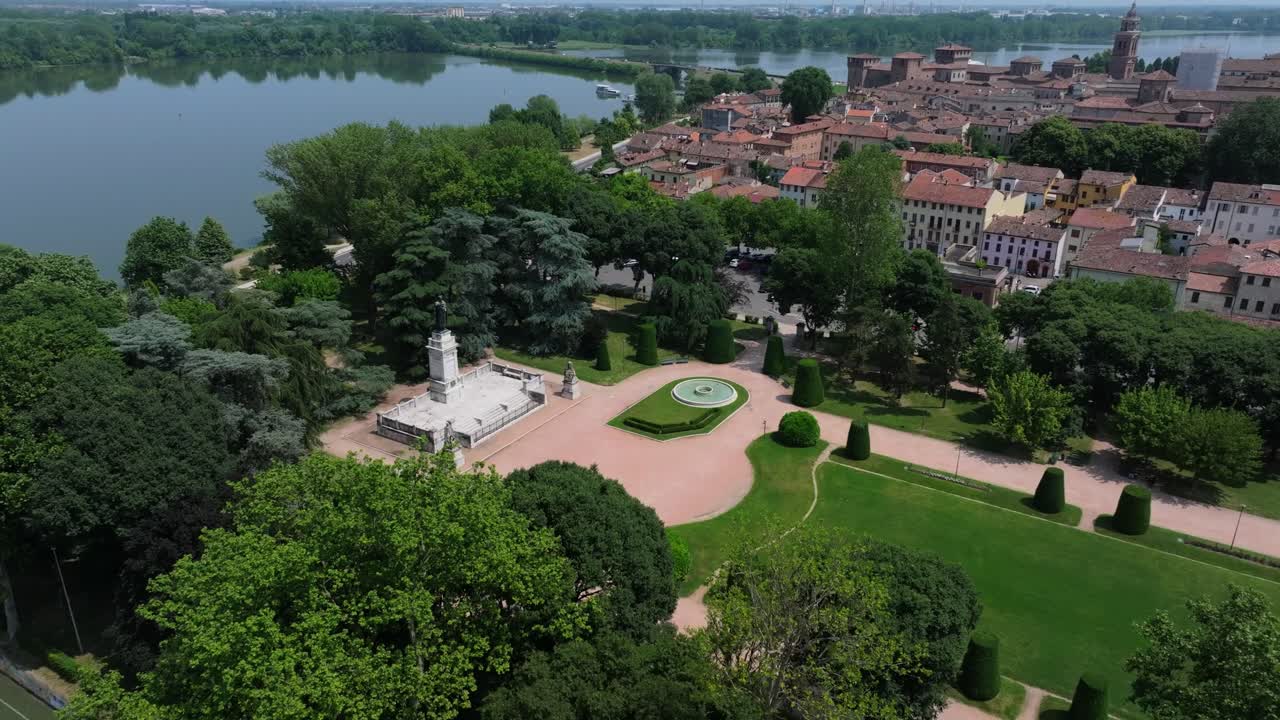 Vista pittoresca dello skyline di Mantova, Italia, dal parco di Propiazza Virgilian, vista regale ed europea di questa rustica città storica medievale