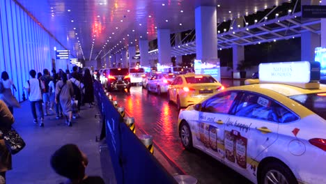 cola de taxis en el aeropuerto por la noche