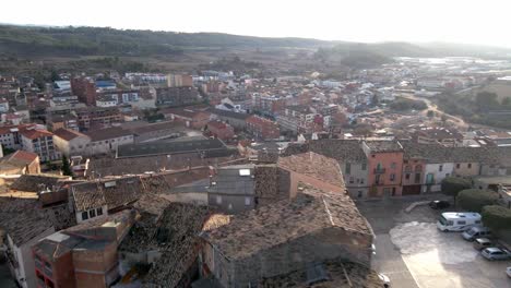 Toma-Aérea-De-Un-Pueblo-En-Barcelona-Con-Puesta-De-Sol