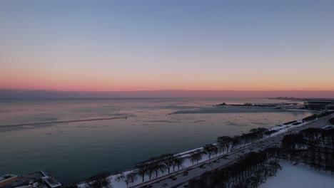 Autopista-A-Orillas-Del-Lago-Desde-Chicago-Y-El-Lago-Michigan-Al-Atardecer,-Hora-Pico