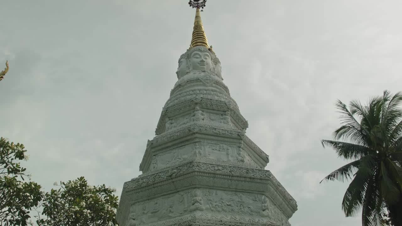 치앙마이의 평온함, 영감을 주는 사원, 황금색 첨탑의  판 와엔