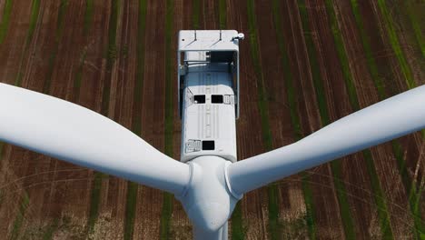 Luftaufnahme-Einer-Windturbine-Zur-Inspektion-Aus-Einer-Aufsteigenden-Luftdrohne-Mit-Neigungsansichten