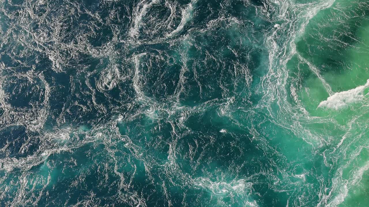 las olas azules de agua del río y el mar se encuentran durante la marea alta y la marea baja.