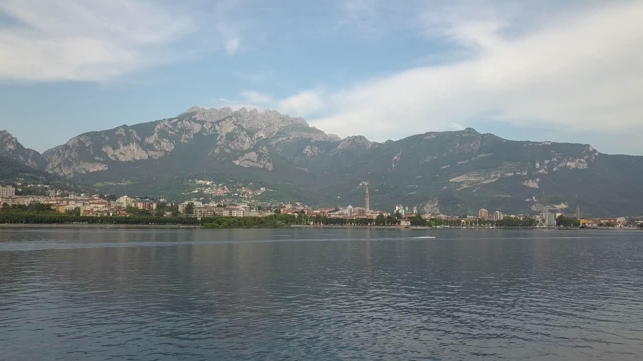 공중, over a, 호수, 에서, 이탈리아, 쪽으로, a, 마을, under, a, 산, 코모 호수