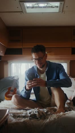 hombre usando teléfono en rv