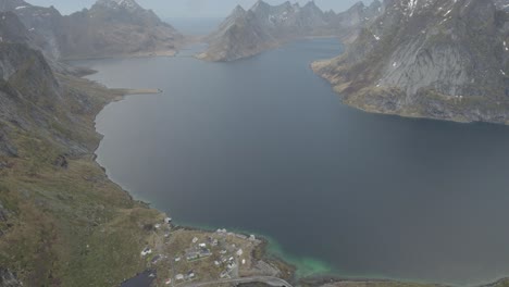 挪威lofoten,reinefjord的reine村的空中景色 - 倾斜,无人机拍摄