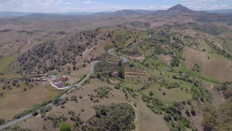 Aerial-shot-of-the-Erei-mountains-in-the-heart-of-Sicily,-Italy