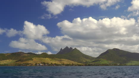 widok nad wodą zielonej wyspy mauritius z górami