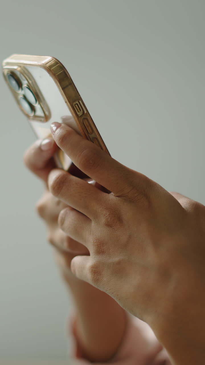 Persona che usa un telefono
