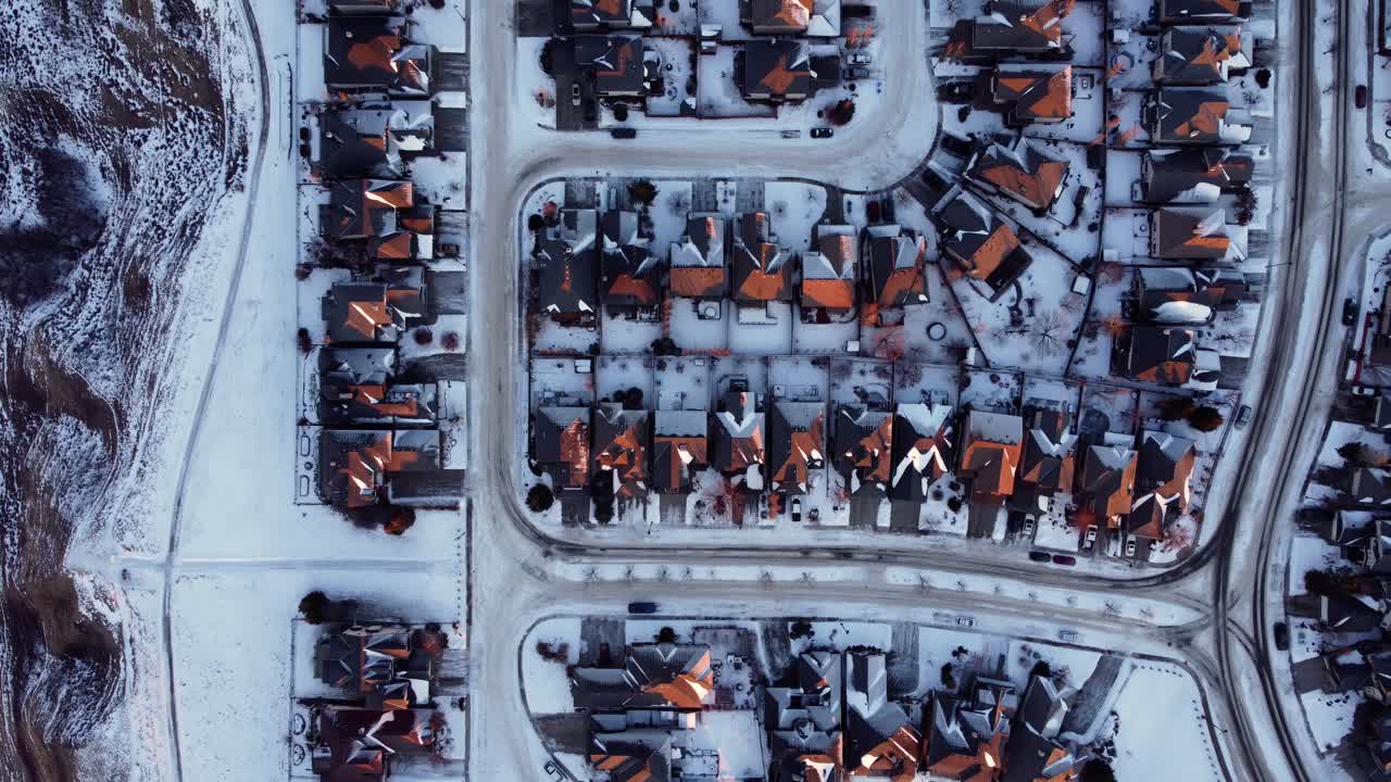 아름다운 겨울 일출 동안 캘거리 주택의 항공 사진