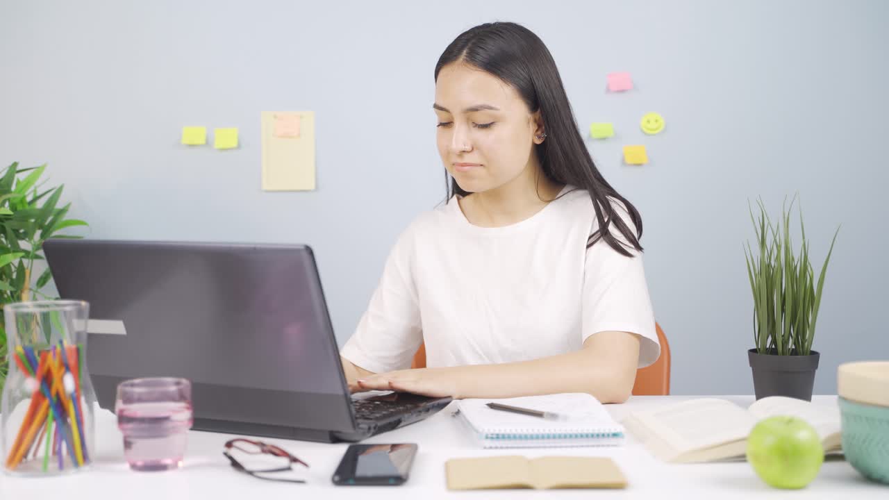 pc의 만족스러운 여성 학생.