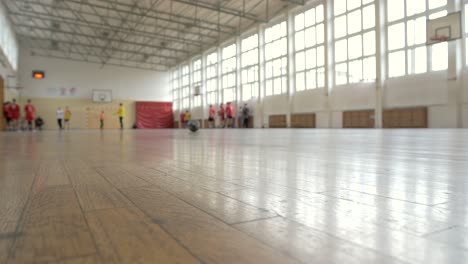 la pelota de voleibol rueda hacia los jugadores que practican