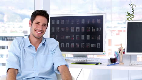 hombre sonriente en oficina creativa