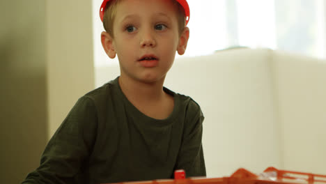 niño jugando con un juguete en casa 4k