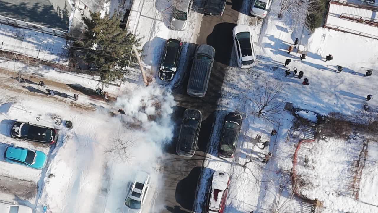 Federal Ajanlar Tarafından Alex Pretti'nin Öldürülmesinin Ardından Minneapolis'te Protestolar Patlak Verdi” — Görüntüler, olayın ardından Whittier mahallesi yakınlarında göstericilerin ICE ve Sınır Devriyesi memurlarıyla karşı karşıya geldiğini gösteriyor.