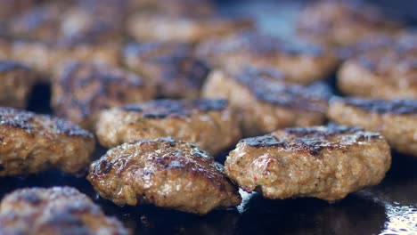 cerca de las pastillas de carne molida a la parrilla en una parrilla plana de arriba