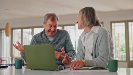 computadora portátil, sonrisa y red de pareja de mayores