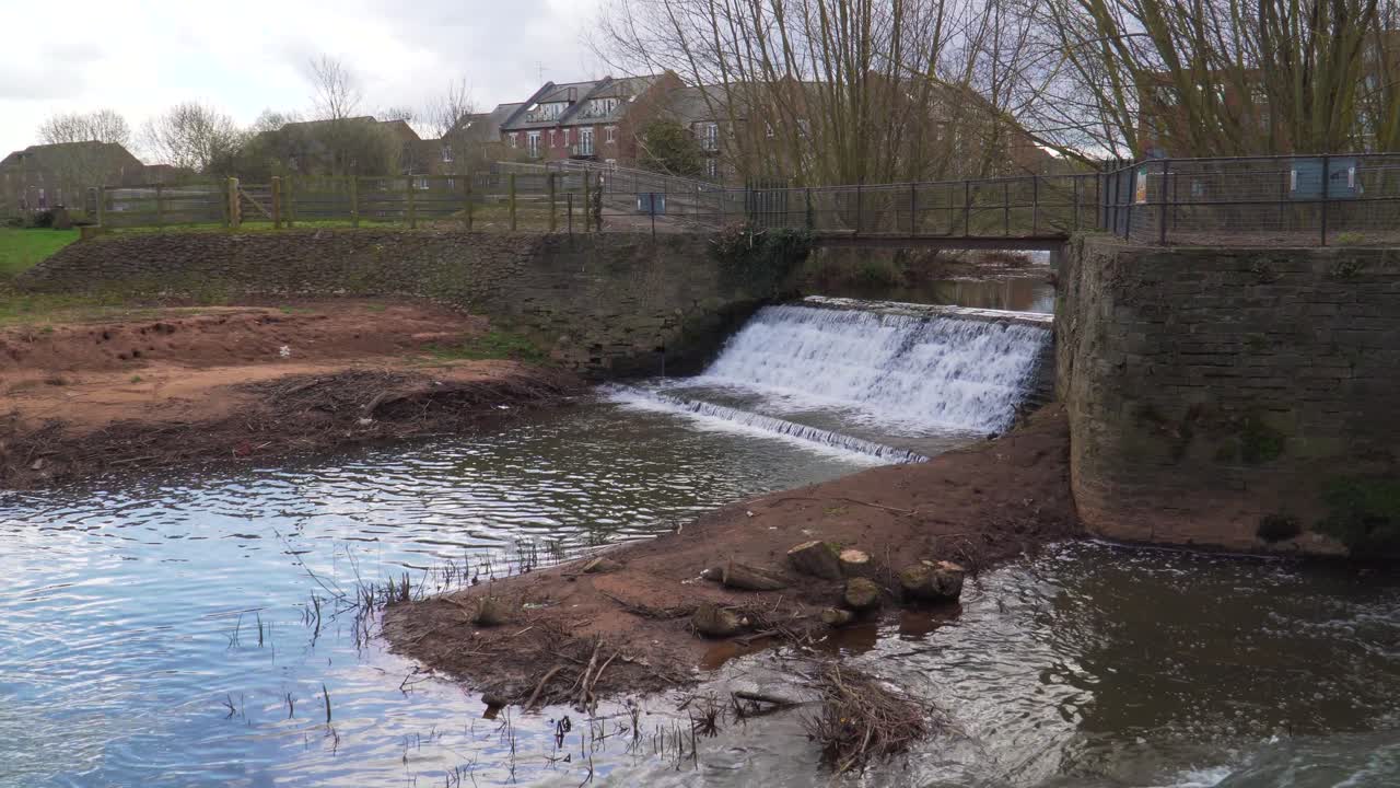 tono de río 4k en taunton después de cortar algunos árboles viejos