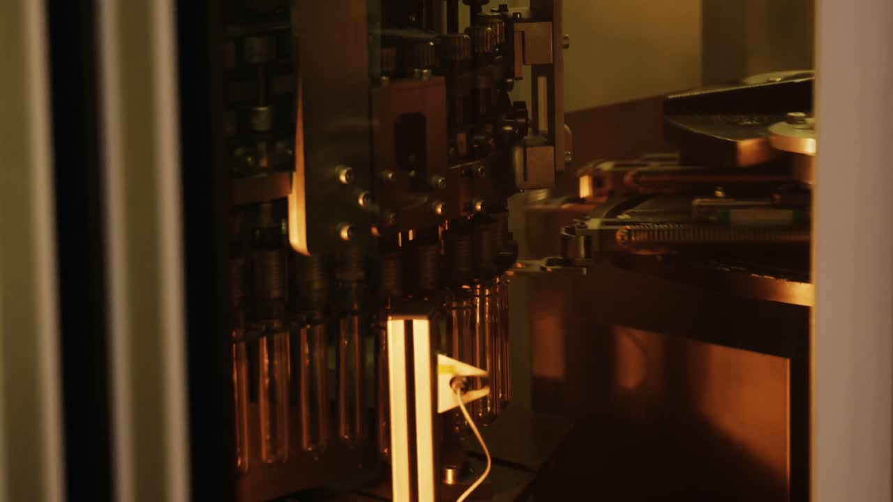 tubo de ensayo en movimiento en la línea de producción