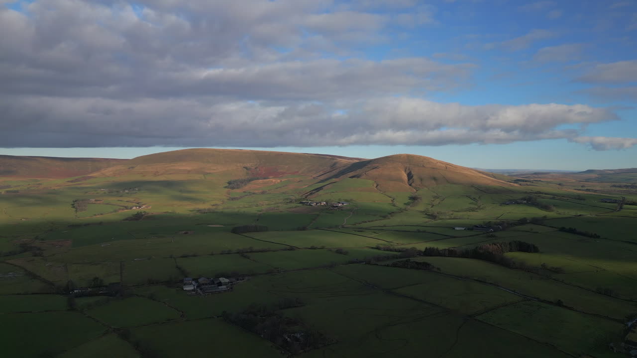 colinas onduladas con sol y sombras de nubes en el canal de bowland
