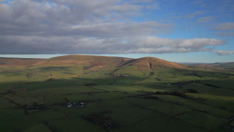 colinas onduladas con sol y sombras de nubes en el canal de bowland