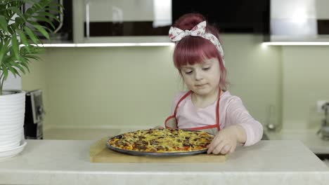 Pizza-Kochen.-Kleines-Kind-In-Schürze-Mit-Frisch-Gebackener-Heißer-Pizza-In-Der-Küche