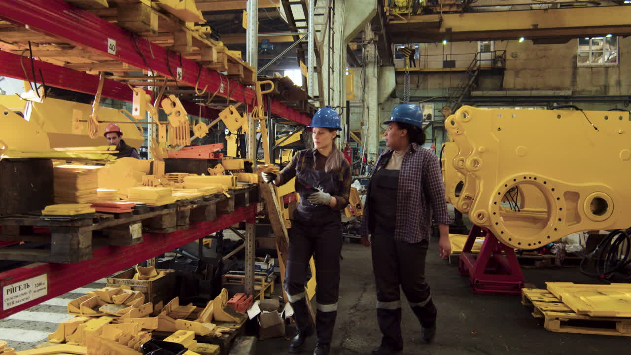 조각을 확인하는 작업자